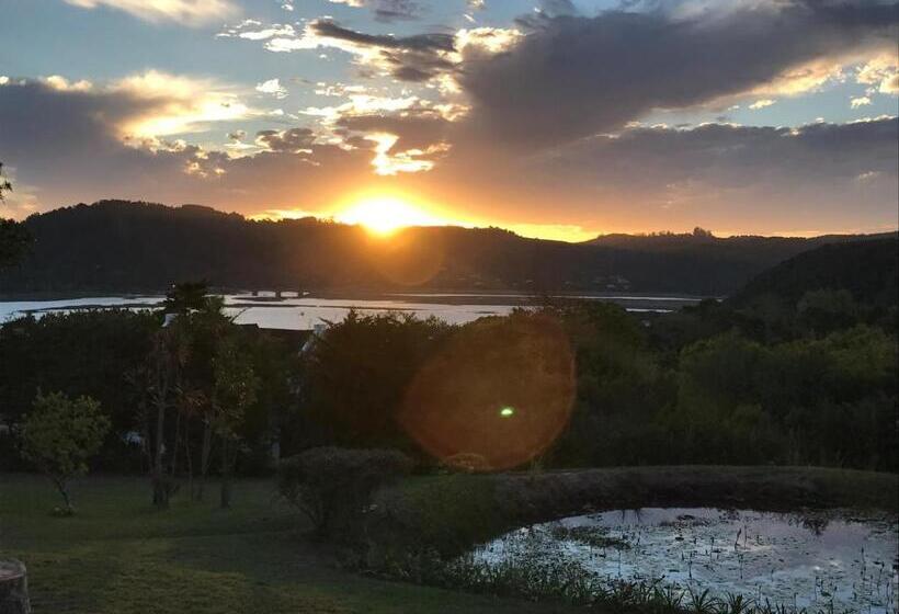 تختخواب و صبحانه Fish Eagle Lodge