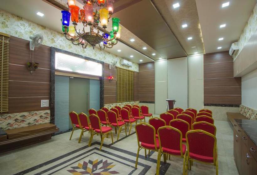 בית מלון כפרי Capital O 11207 Gharonda Residency