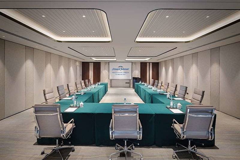 Отель Howard Johnson Yacht Club