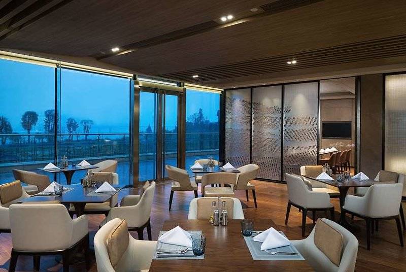 Отель Howard Johnson Yacht Club