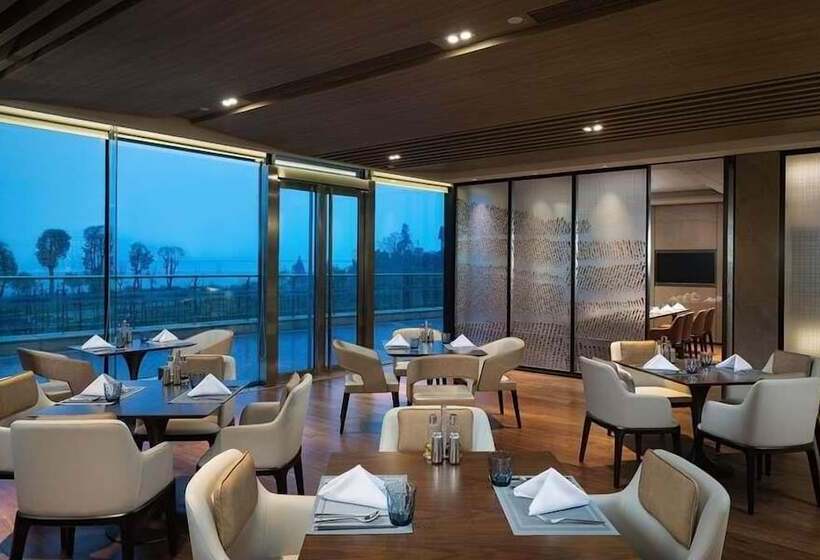 Отель Howard Johnson Yacht Club