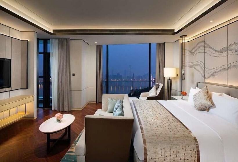 Отель Howard Johnson Yacht Club