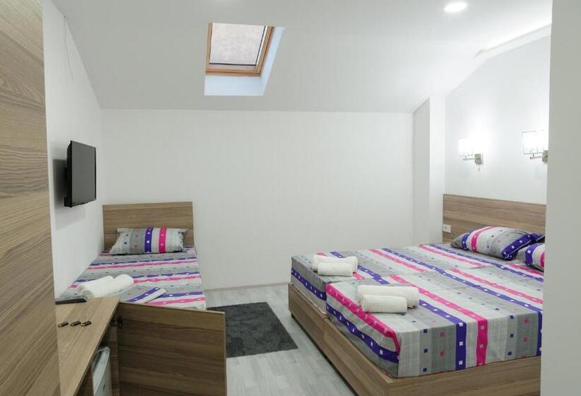 Atina Lux Hostel