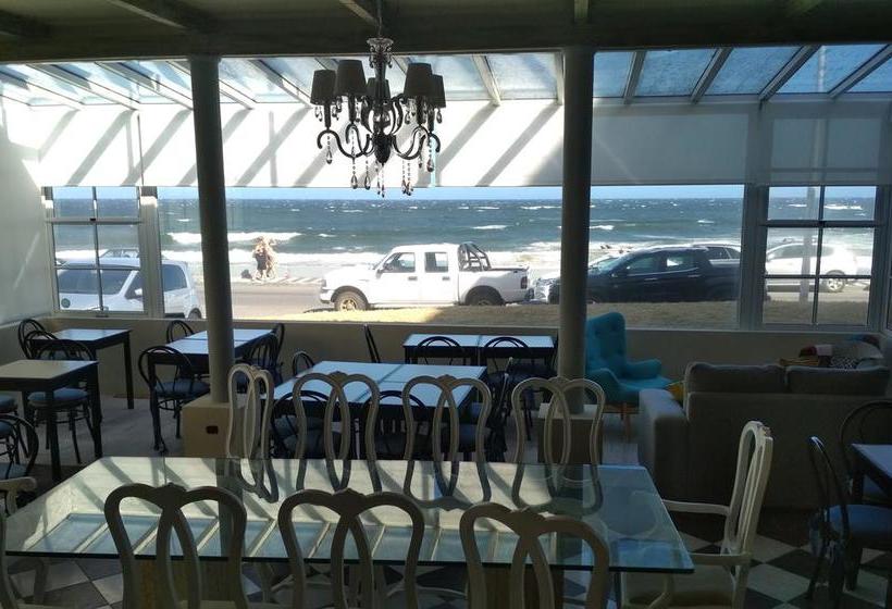 Alevines Playa El Emir Hostel & Suites