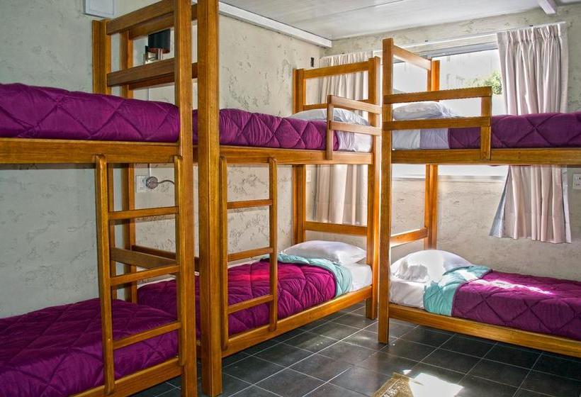 Alevines Playa El Emir Hostel & Suites