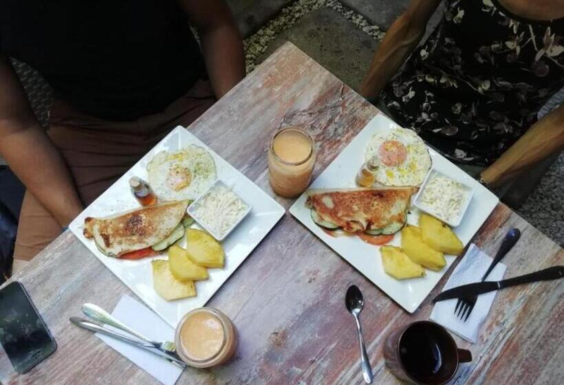 Hostel La Antigua Capsula