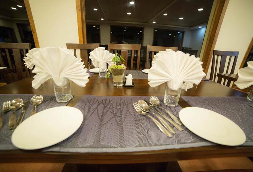 Отель Lakshmi Holiday Inn