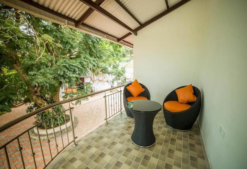 Отель Lakshmi Holiday Inn