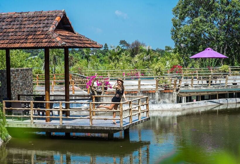 Sankofa Village Hill Resort And Spa