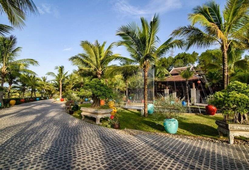 Sankofa Village Hill Resort And Spa