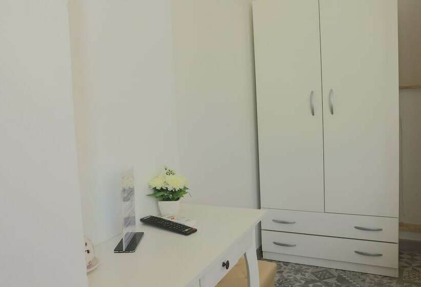 ベッドアンドブレックファースト Bed&bread Piazza  Nzegna