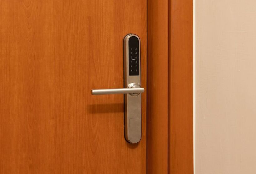 ベッドアンドブレックファースト Bed&bread Piazza  Nzegna