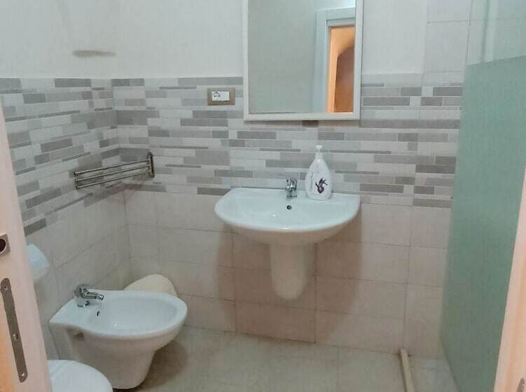 ベッドアンドブレックファースト Bed&bread Piazza  Nzegna