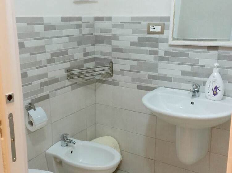 ベッドアンドブレックファースト Bed&bread Piazza  Nzegna