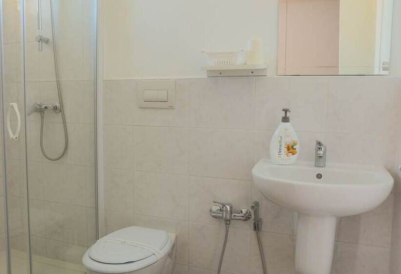 ベッドアンドブレックファースト Bed&bread Piazza  Nzegna