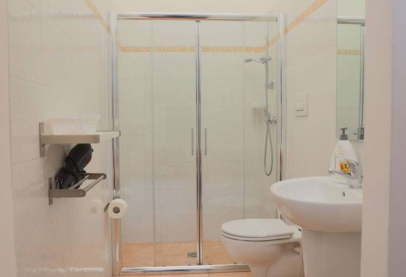 ベッドアンドブレックファースト Bed&bread Piazza  Nzegna