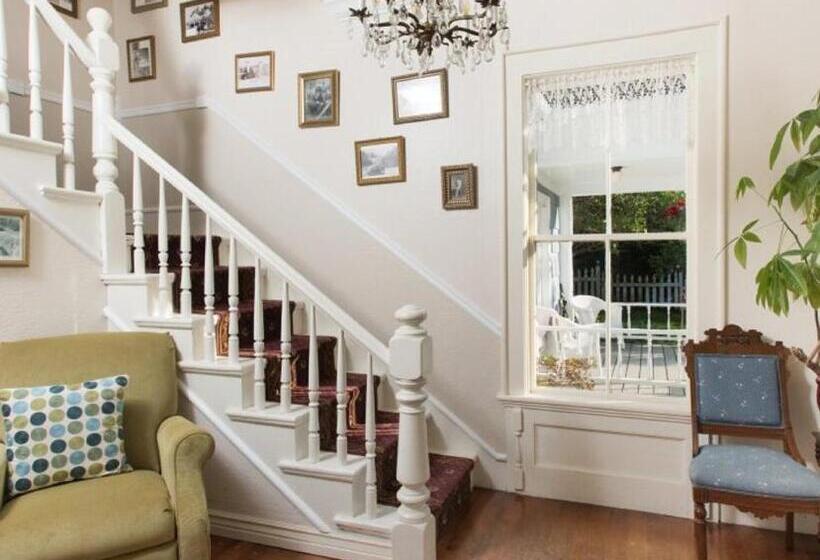 مبيت وإفطار Katys Inn