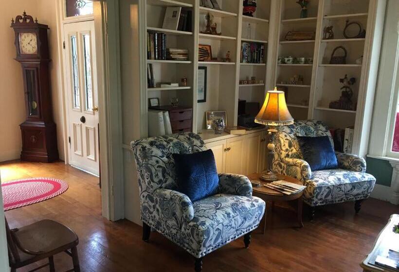 مبيت وإفطار Katys Inn