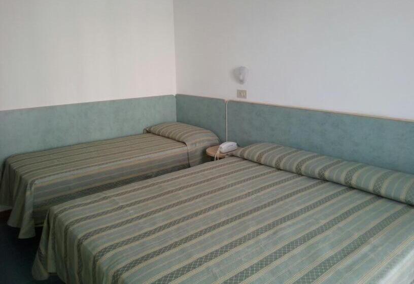 هتل Family Globus