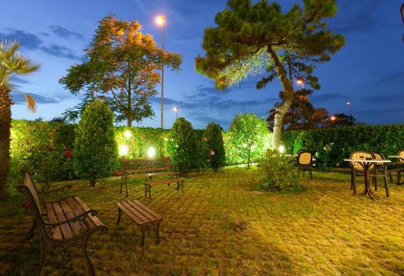 هتل Family Globus