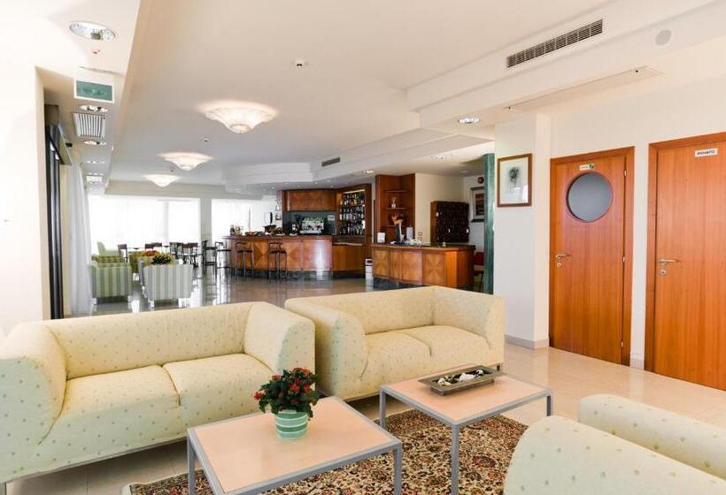 هتل Family Globus