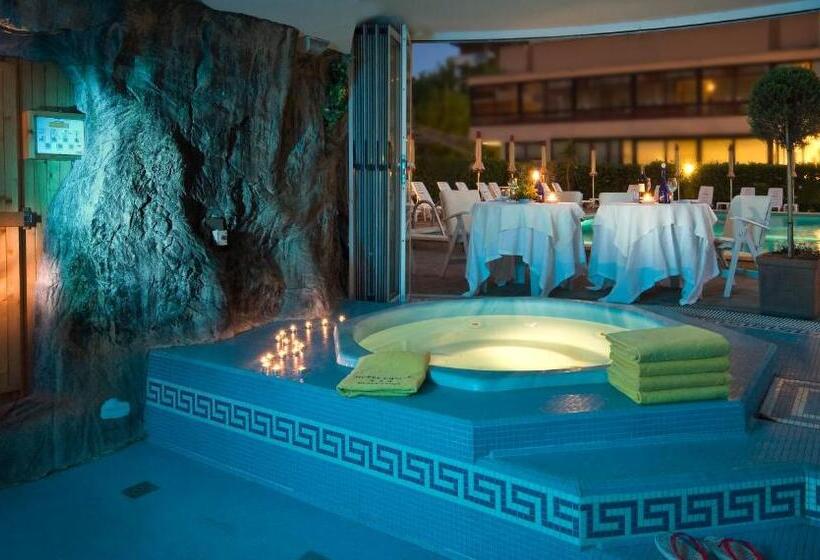 هتل Family Globus