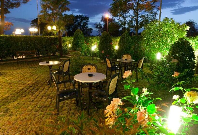 هتل Family Globus