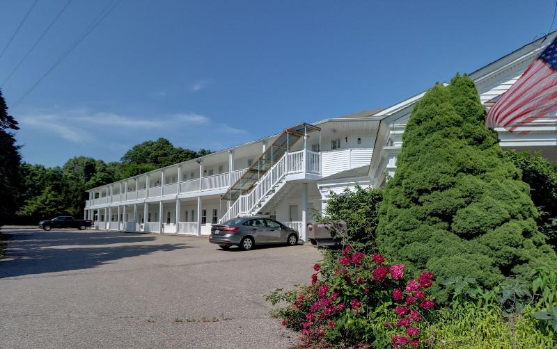 Отель Hamilton Village Inn