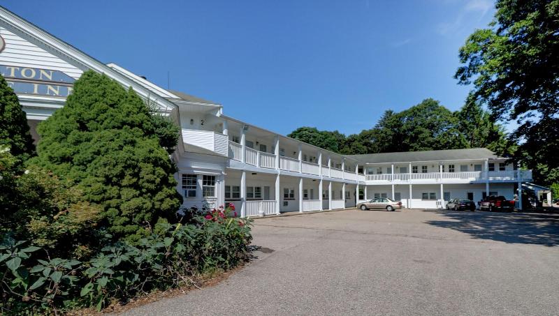 Отель Hamilton Village Inn