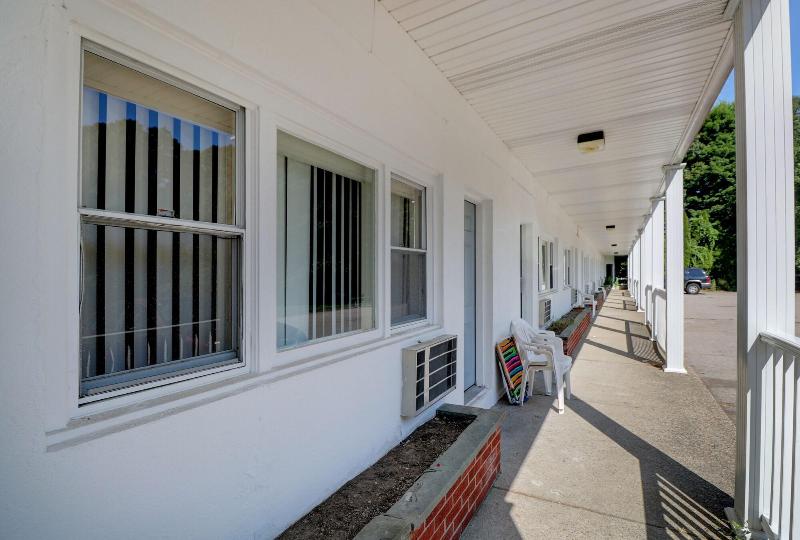 Отель Hamilton Village Inn