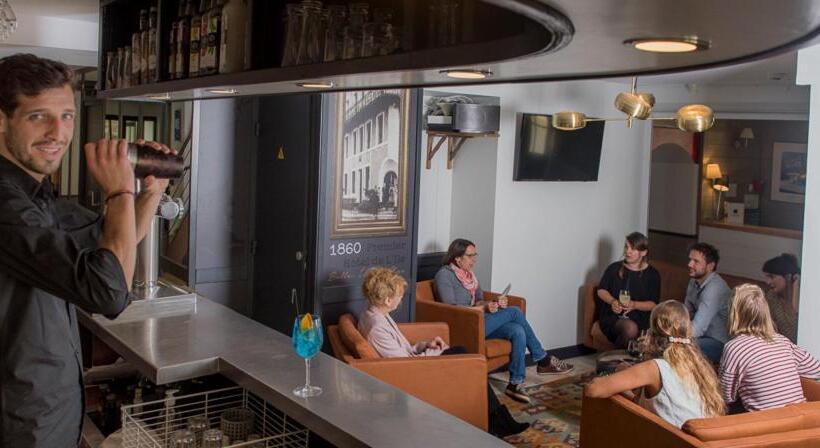 ホテル Hôtel Restaurant Corto Maltese