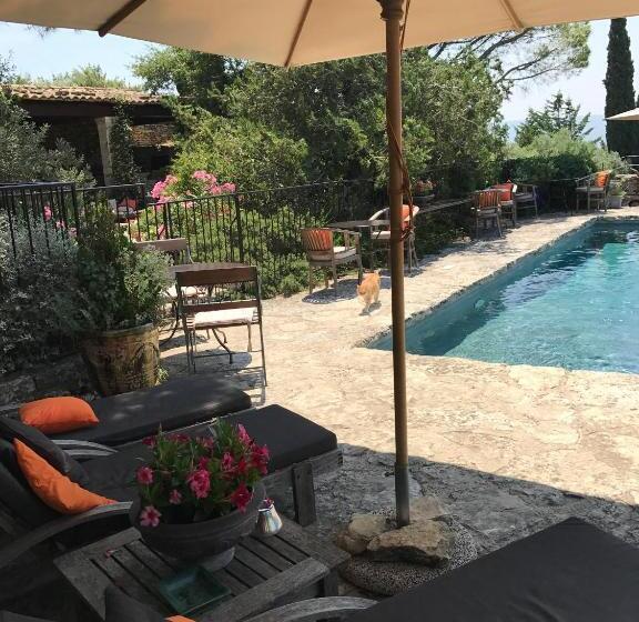 Отель La Borie En Provence