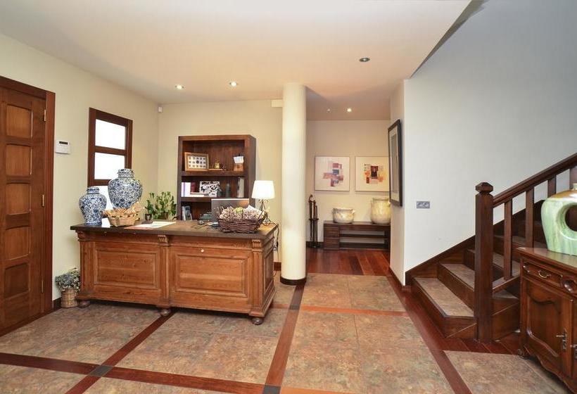 فندق Reina Adosinda