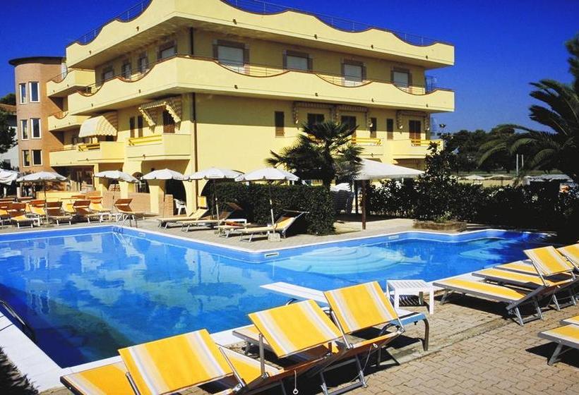 Отель Rivadoro Spiaggia Ombrellone E Lettini Piscina Parcheggio