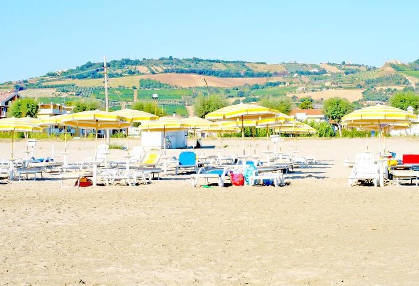 Отель Rivadoro Spiaggia Ombrellone E Lettini Piscina Parcheggio