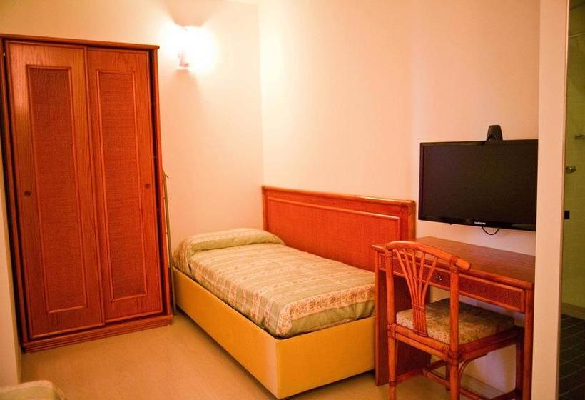 Отель Rivadoro Spiaggia Ombrellone E Lettini Piscina Parcheggio