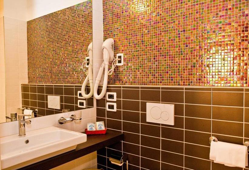 Отель Rivadoro Spiaggia Ombrellone E Lettini Piscina Parcheggio