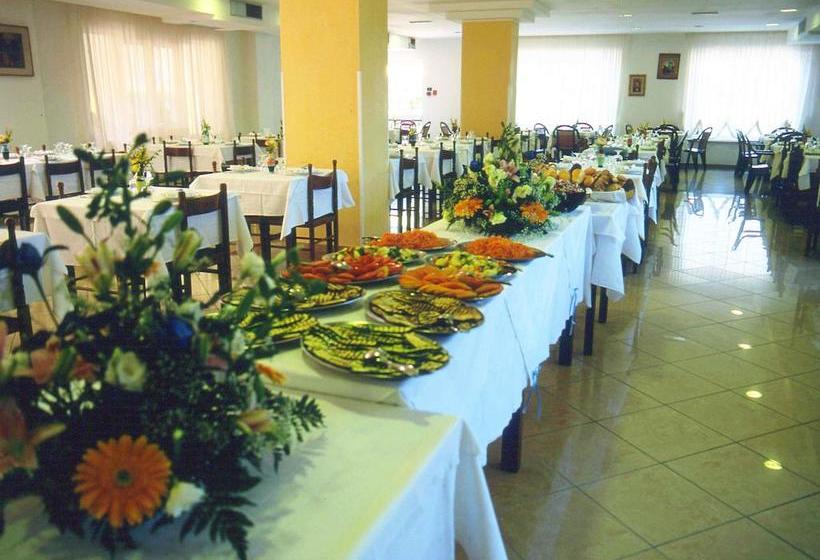 Отель Rivadoro Spiaggia Ombrellone E Lettini Piscina Parcheggio