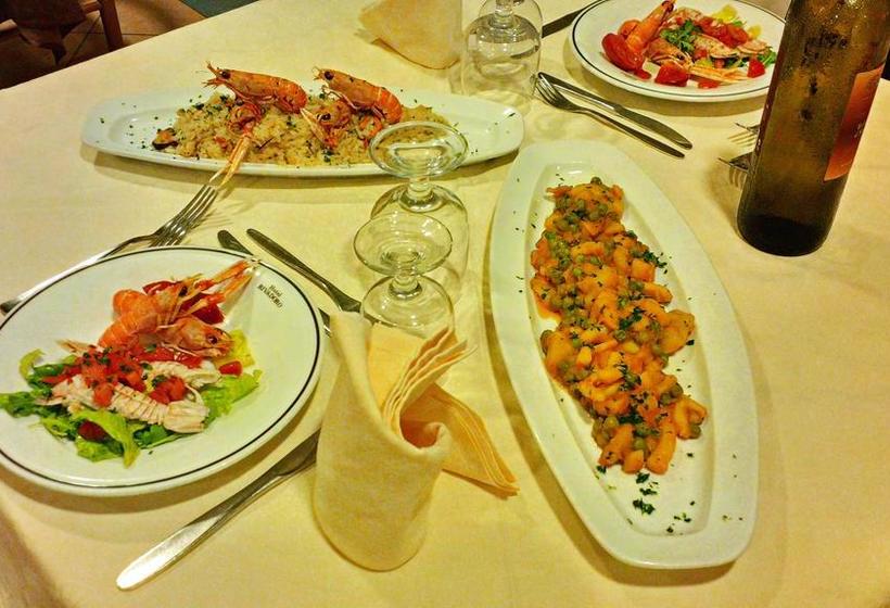 Отель Rivadoro Spiaggia Ombrellone E Lettini Piscina Parcheggio