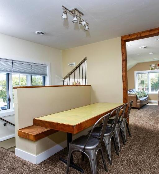 Julie's Park Cafe & Motel