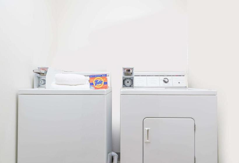 모텔 Heartland Hotel & Suites