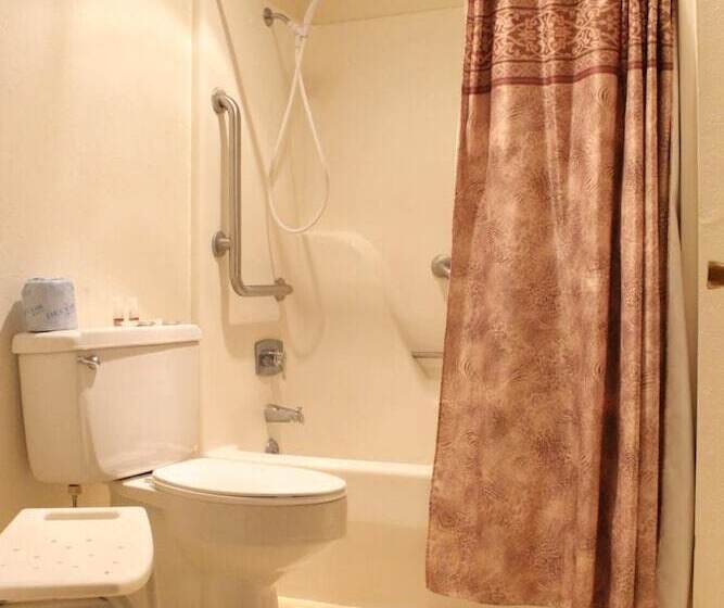 فندق على الطريق The Lake House Inn