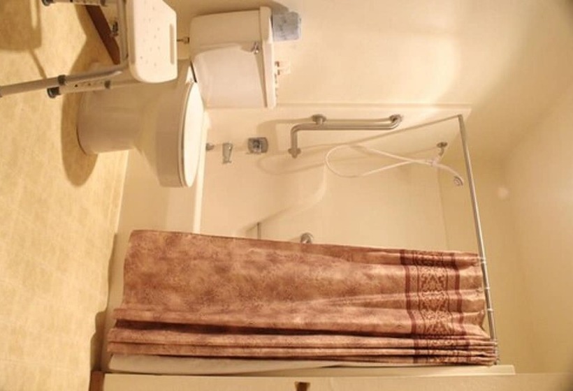 فندق على الطريق The Lake House Inn