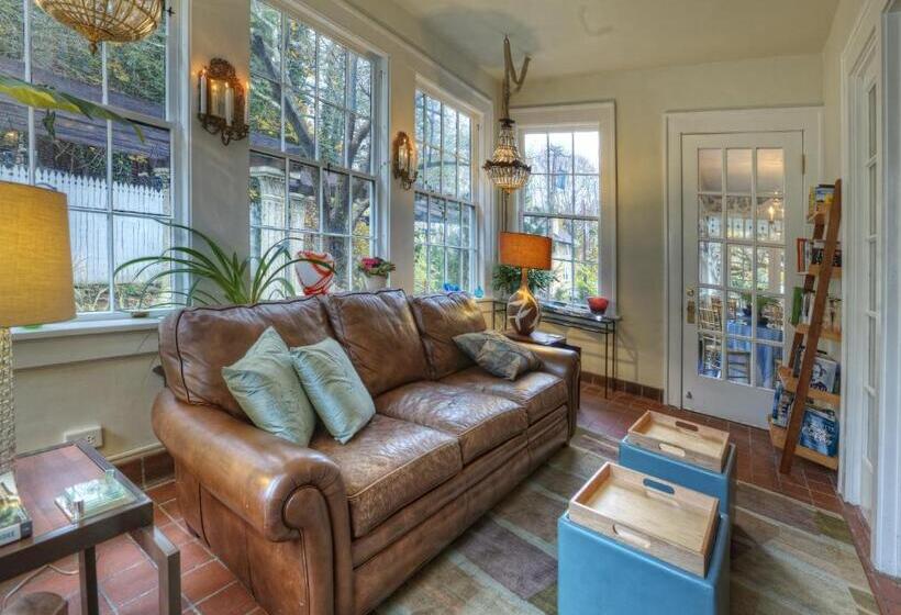 민박 Bluefield Inn, A Select Registry Propery