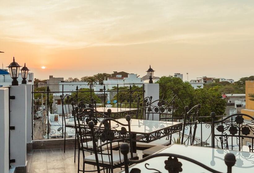 Отель Boutique Adaz