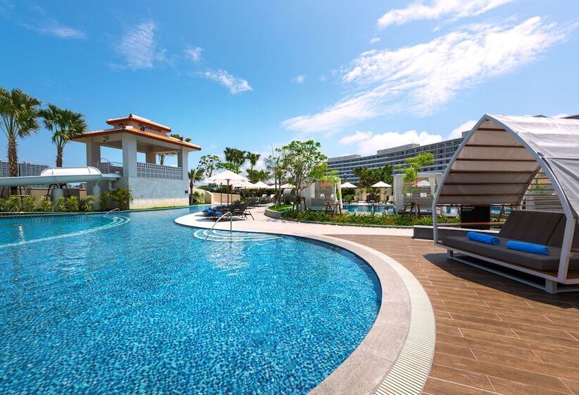 בית מלון כפרי Doubletree By Hilton Okinawa Chatan Resort