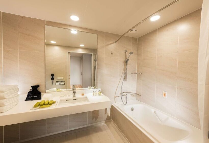 בית מלון כפרי Doubletree By Hilton Okinawa Chatan Resort