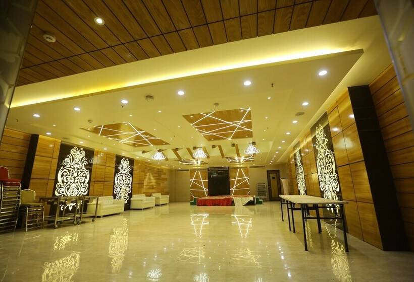 ホテル Gurveer Royal