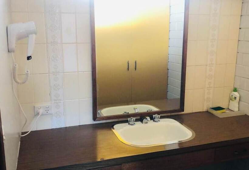 מוטל Century Motor Inn