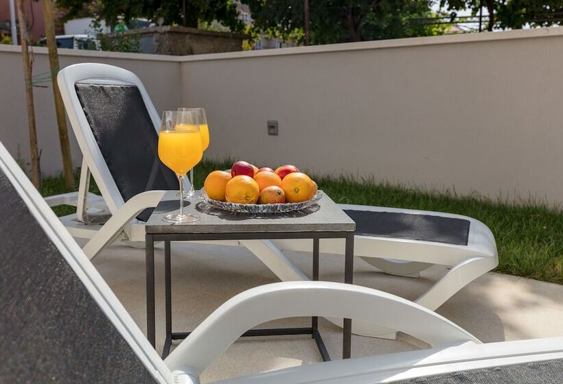 تختخواب و صبحانه Luxury Villa Karla